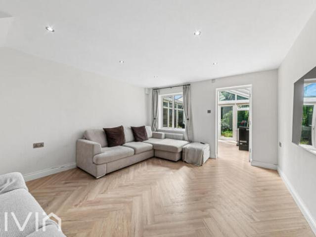 Cottage for rent in Greater London