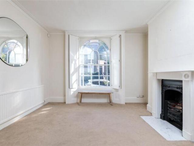 Cottage for rent in Highbury, Greater London