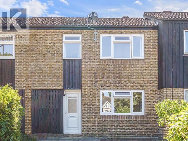 Terraced House for rent in Sutton