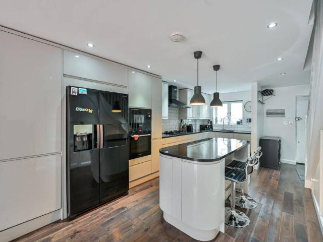 Terraced House for rent in Peckham