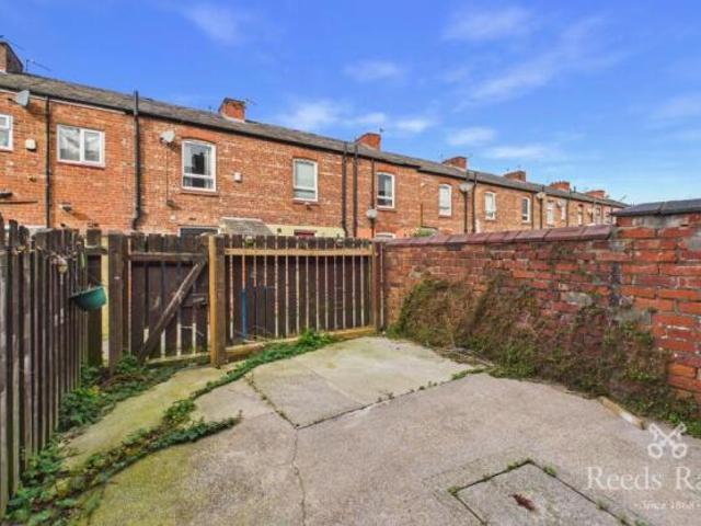 Cottage for rent in Reddish, Greater Manchester