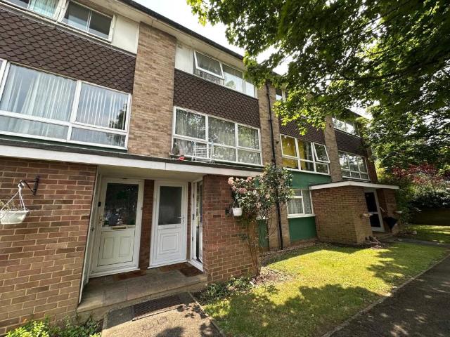 Terraced House for rent in Hayes