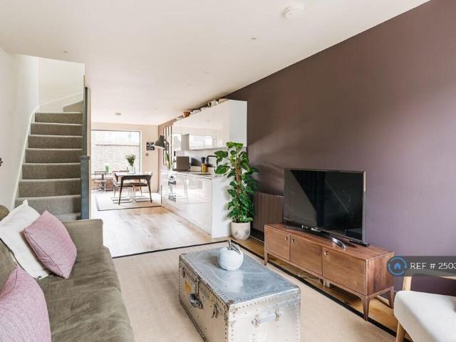 Terraced House for rent in Greater London