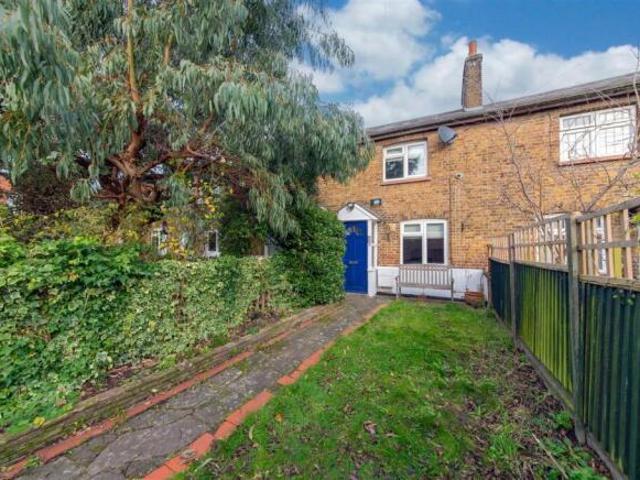 Cottage for rent in Cat Hill, England