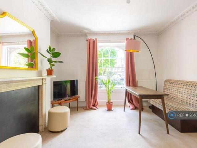 Cottage for rent in Highbury, Greater London