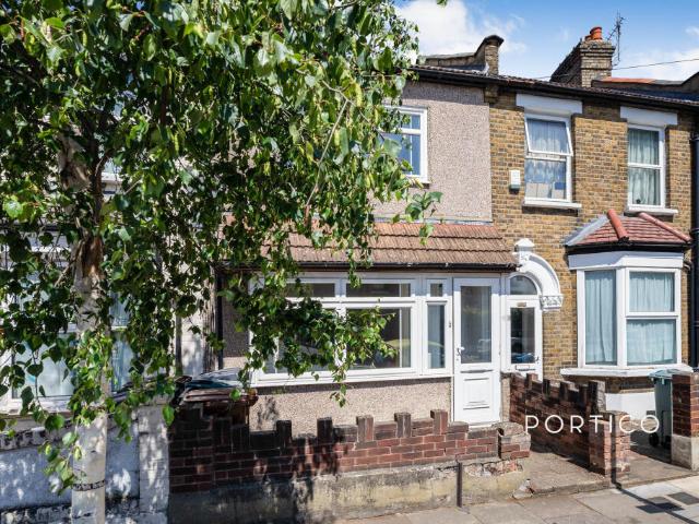 Terraced House for rent in Walthamstow