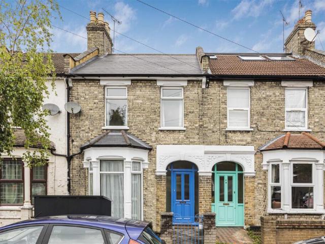 Terraced House for rent in Walthamstow