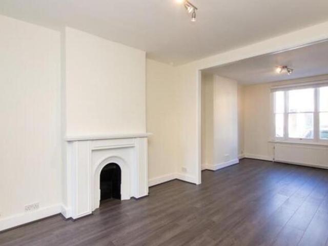 Cottage for rent in Cat Hill, England