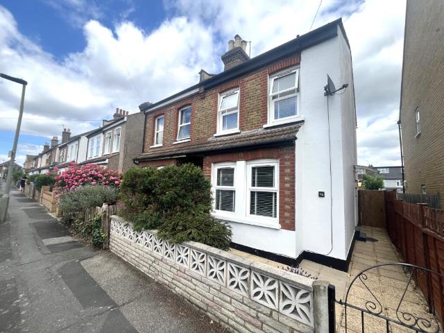 Terraced House for rent in Bromley