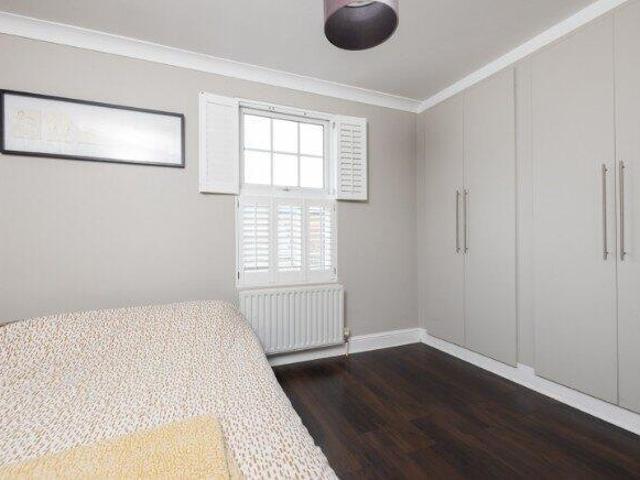 Cottage for rent in Greater London