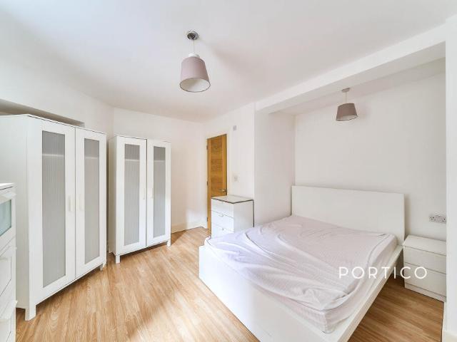 Terraced House for rent in Fulham