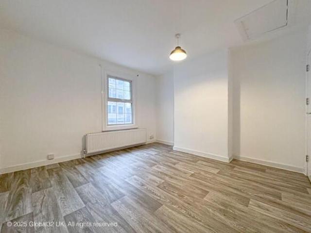 Cottage for rent in Kingston Upon Thames, Greater London