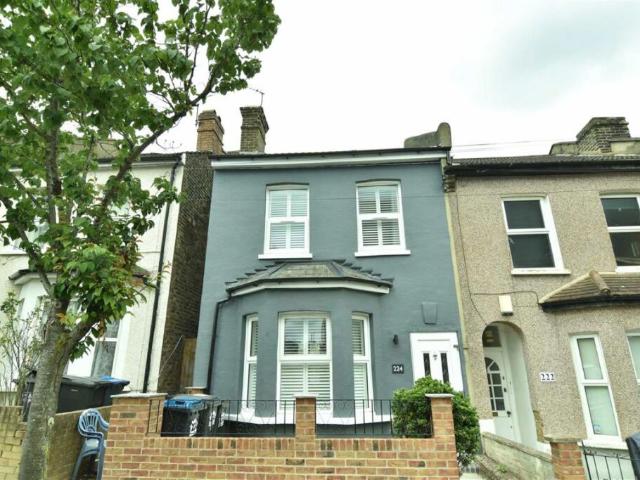 Terraced House for rent in London