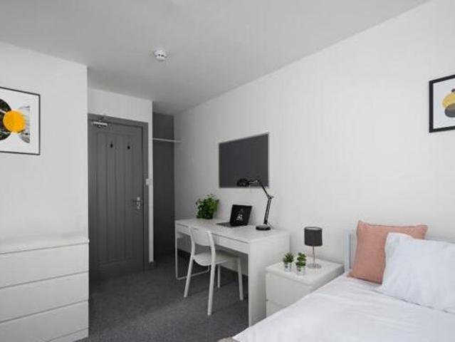 House for rent in Calderstones