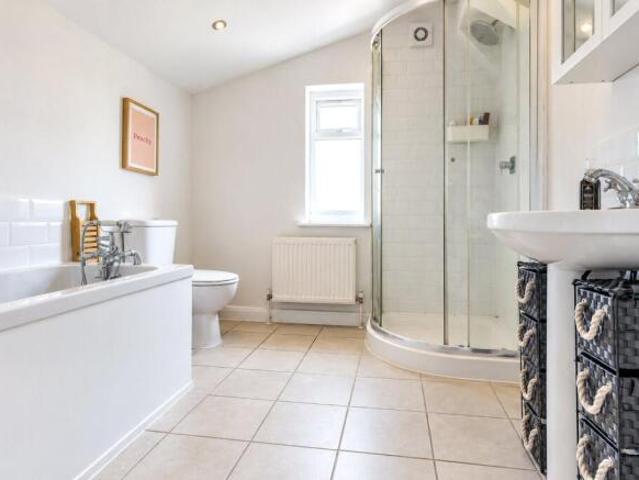Cottage for rent in Cat Hill, England