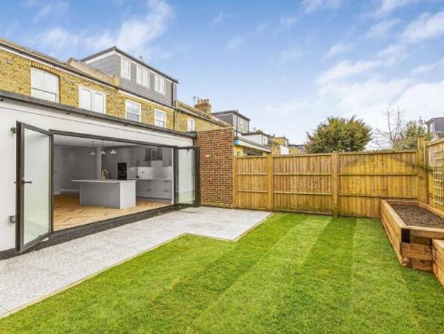 Cottage for rent in Twickenham, Greater London