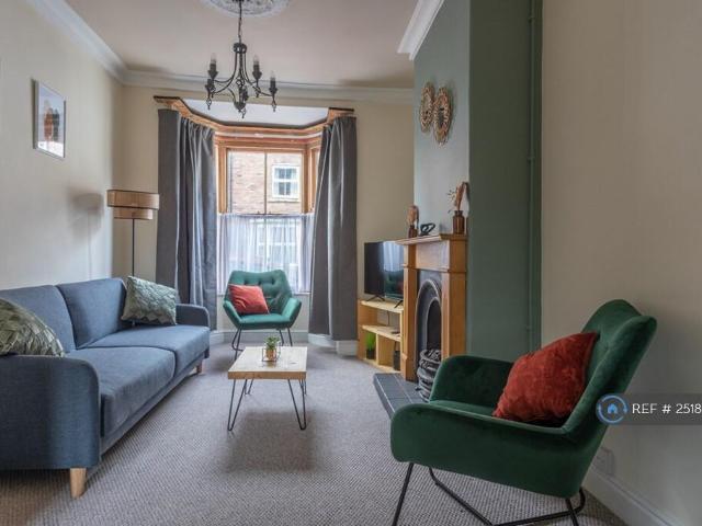 Terraced House for rent in Milton Street