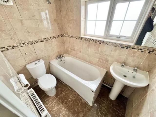 Cottage for rent in Luton