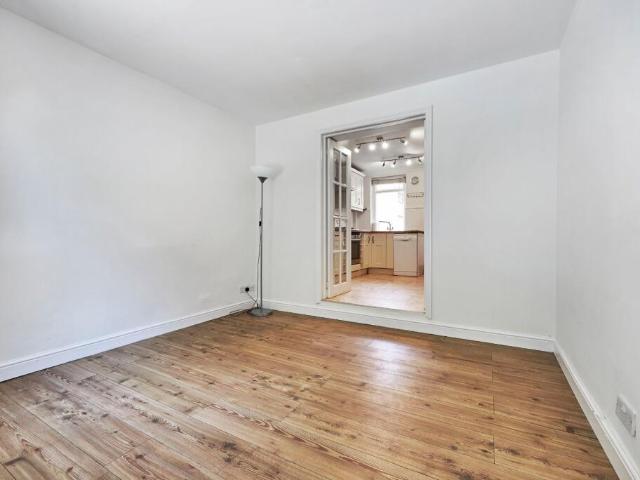 Terraced House for rent in St Albans
