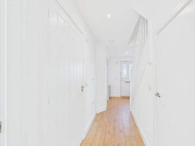 Cottage for rent in Maybury, Scotland