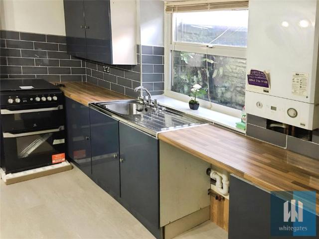 Terraced House for rent in Birkby