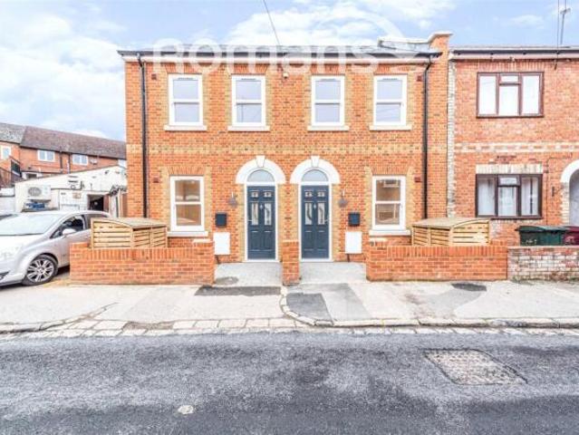 Cottage for rent in Reading