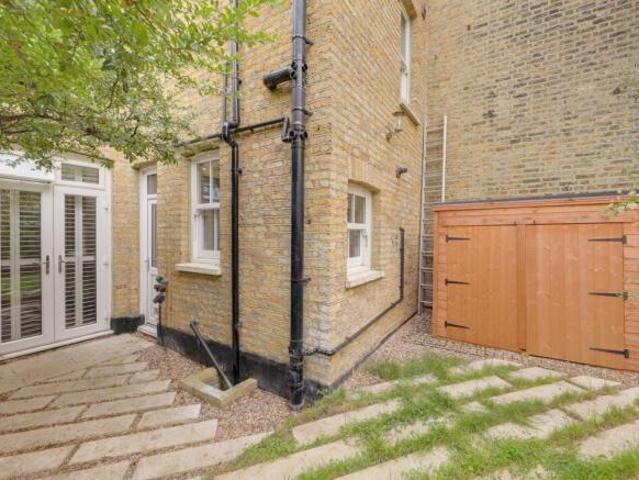 Cottage for rent in Cat Hill, England