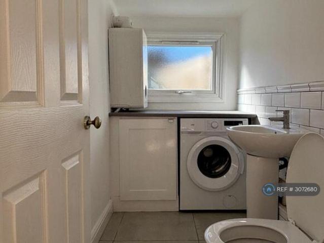 Cottage for rent in Cat Hill, England