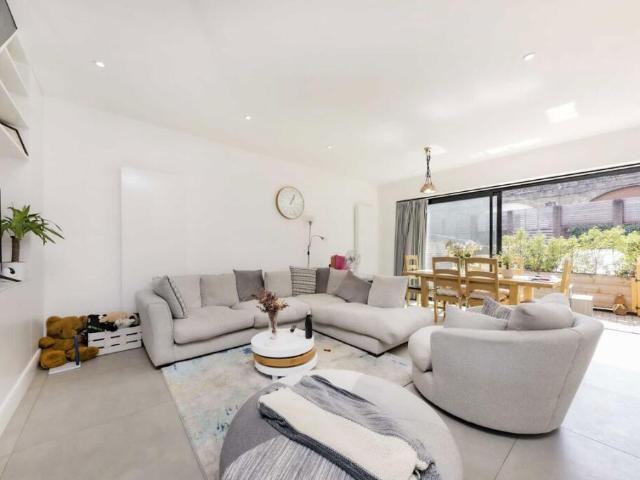 Terraced House for rent in Hammersmith