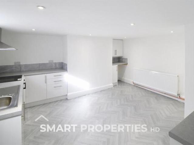 Cottage for rent in Bay Hall, Kirklees