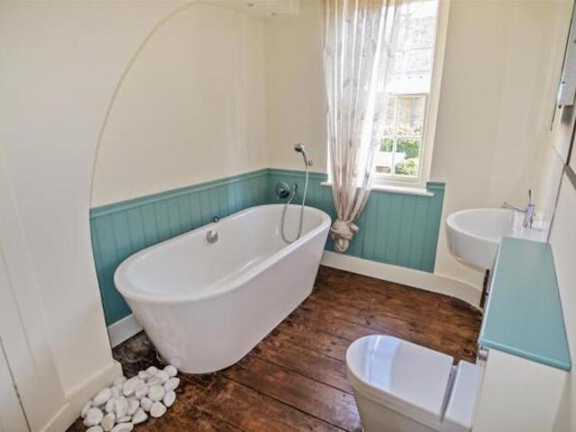 Cottage for rent in Brentford, Greater London