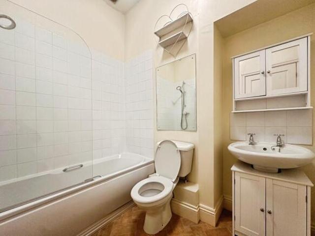 Cottage for rent in Horsforth Vale, Leeds