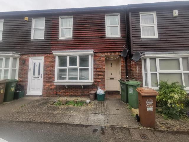 Terraced House for rent in Sutton