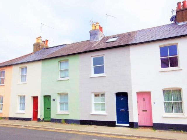 Terraced House for rent in Pinner