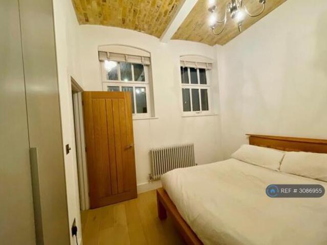 Cottage for rent in Cat Hill, England