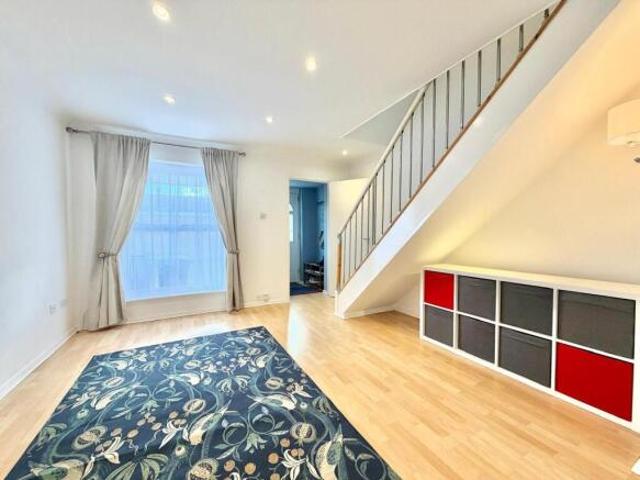 Cottage for rent in Cat Hill, England