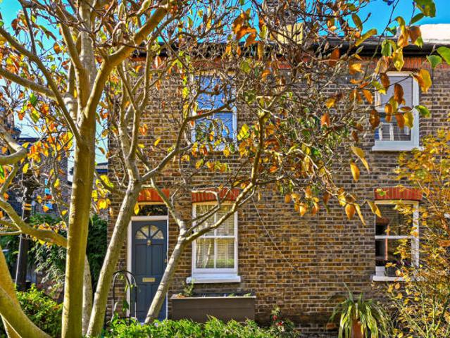 Cottage for rent in Greater London