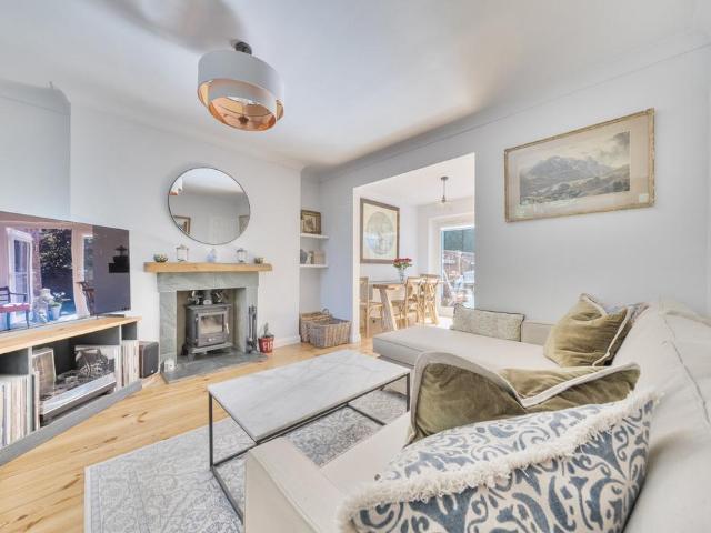 House for sale in Woodhatch, Red Hill