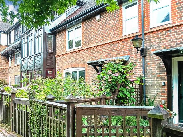 House for sale in Heol-las, Surrey