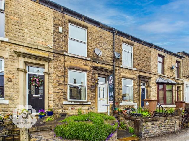 House for sale in Charlesworth, East Midlands