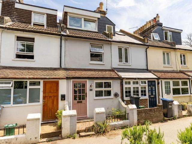 House for sale in Perryfields, West Sussex