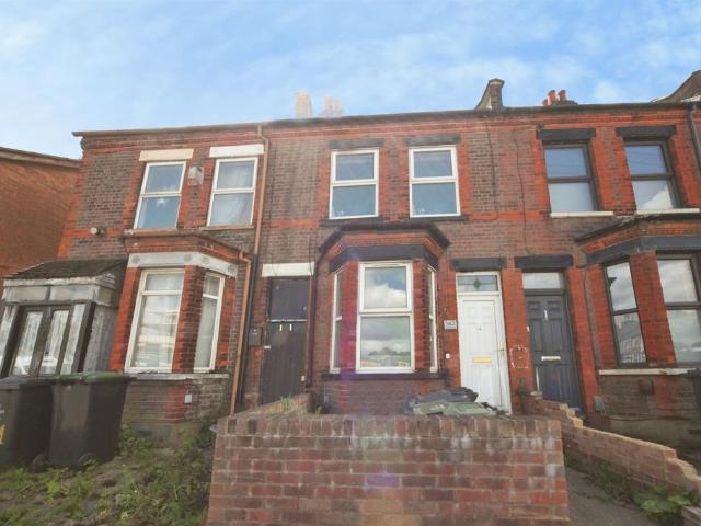 House for sale in Spring Park, Luton