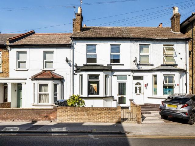 House for sale in London Borough of Croydon, Waddon