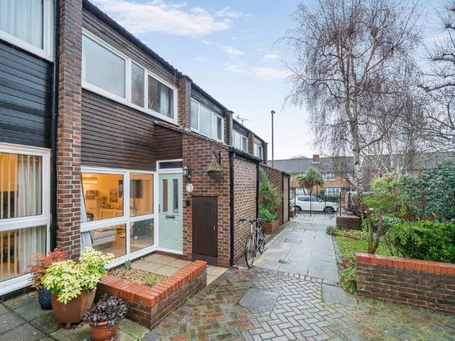 House for sale in Southfields, Greater London