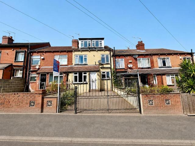House for sale in Armley, West Yorkshire