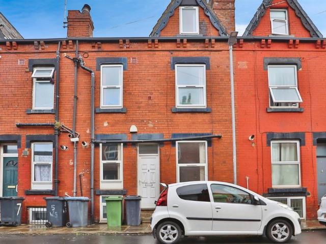 House for sale in Hyde Park, West Yorkshire