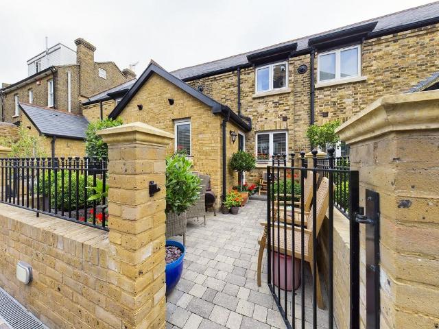 House for sale in Upton, Acol