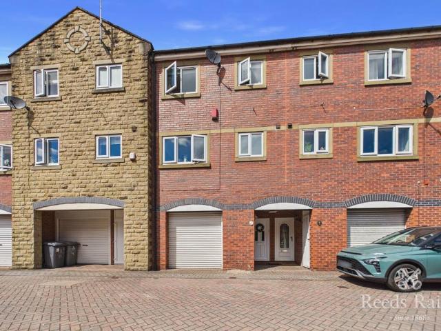 House for sale in Churwell, West Yorkshire