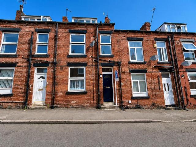 House for sale in Farnley, West Yorkshire