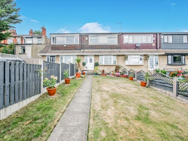 House for sale in Greengates, West Yorkshire